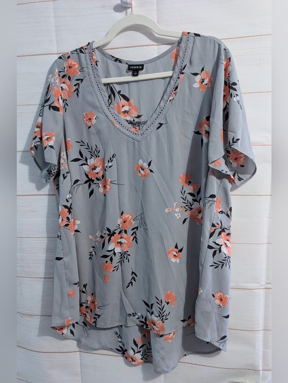 T orrid Gray Floral V-Neck Blouse with Coral Flowers Size 1X